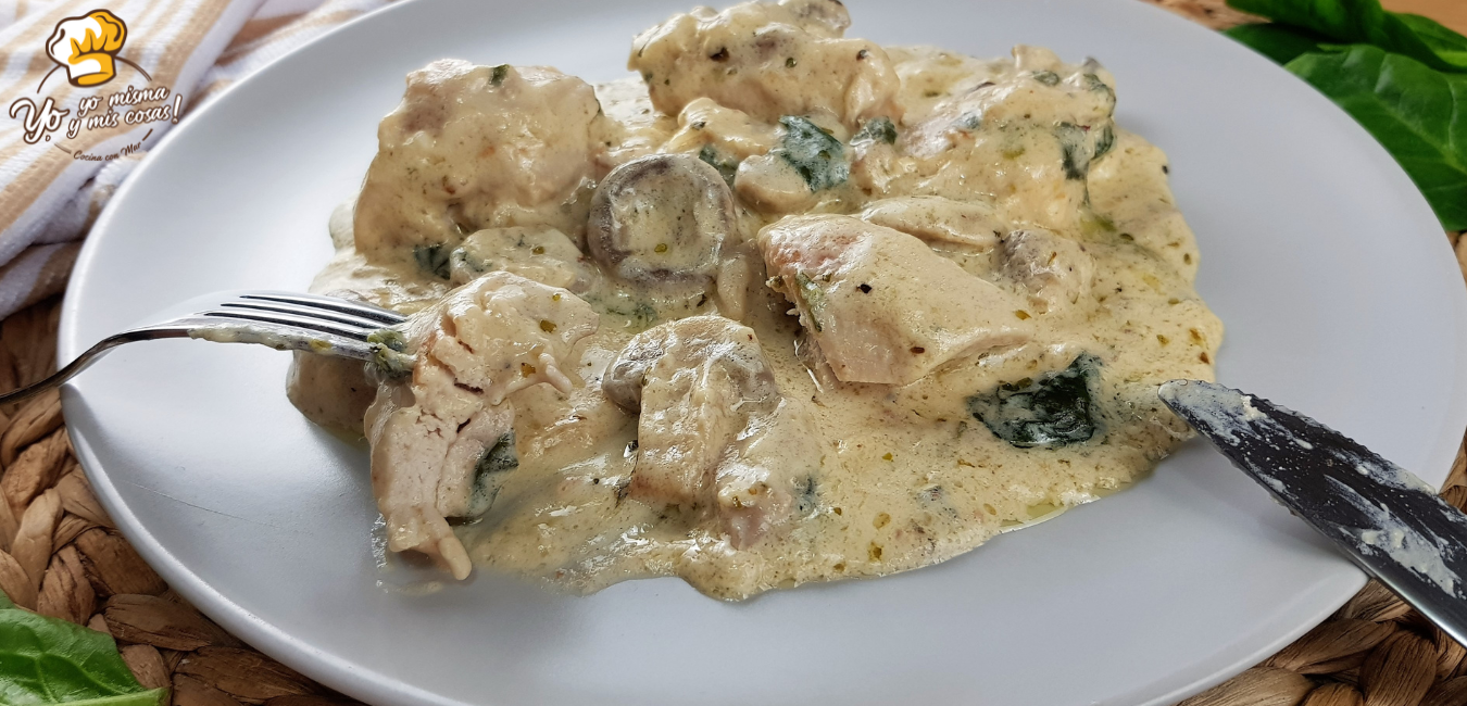 Pollo con espinacas y champiñones en salsa cremosa