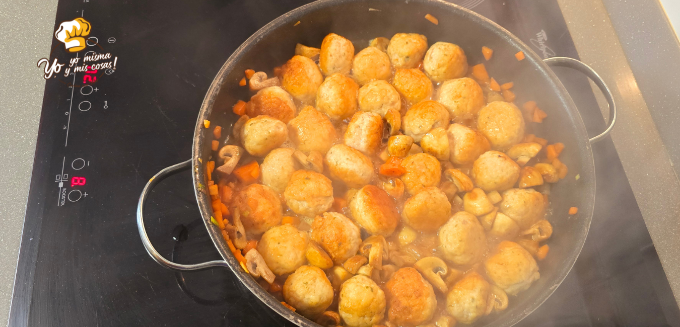 albóndigas de pollo en salsa